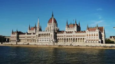 River cruise günbatımı parlamento binasında geçmiş yelken Tuna-