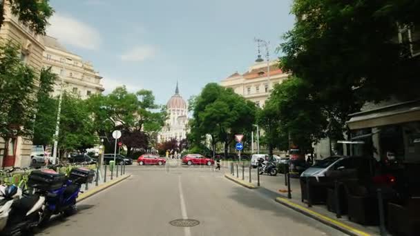 Budapest, Magyarország, 2017. június: Well-groomed Budapest utcáin, kilátással a Parlament épülete. Steadicamnél lövés — Stock videók