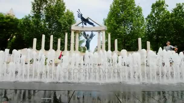 Boedapest (Hongarije), juni 2017: Memorial aan de slachtoffers van de Duitse bezetting van Hongarije, Magic Fountain — Stockvideo