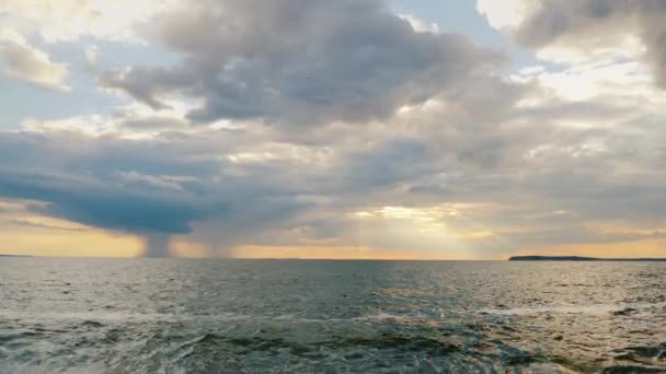 Céu bonito com nuvens de trovão e o pôr do sol sobre o mar — Vídeo de Stock