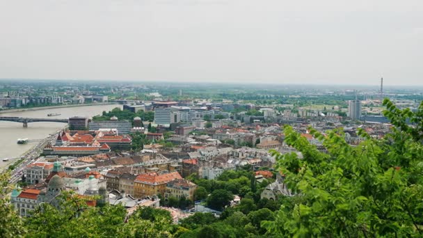 Pan shot: Panorama da cidade de Budapeste, Hungria. Uma das cidades mais bonitas da Europa — Vídeo de Stock