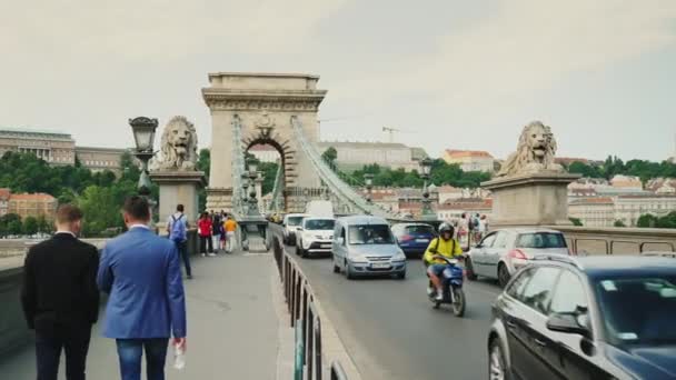 Budapešť, Maďarsko, červen 2017: Intenzivní provoz vozidel a chodců na známého řetězového mostu v Budapešti — Stock video