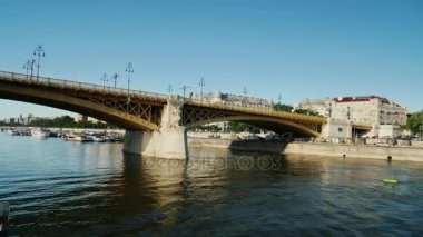 Budapeşte, Macaristan, Haziran 2017: Tuna Nehri, Budapeşte güzel mimari Cruise, köprünün altında yüz