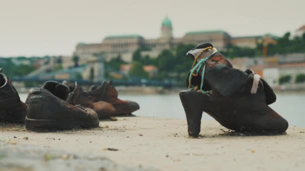 Budapest, Hongrie, juin 2017 : Holocauste commémoratif. Chaussures en fer sur la rive du Danube à Budapest, Hongrie . — Video