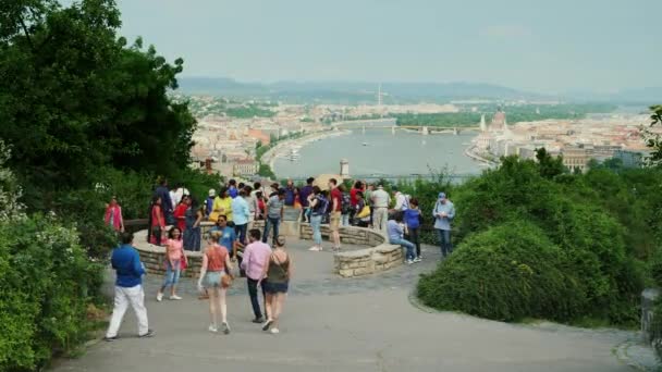 Budapeste, Hungria, junho de 2017: Um grupo de turistas de diferentes países admira a bela vista da cidade de Budapeste. Fique em uma plataforma de visualização, tire fotos — Vídeo de Stock