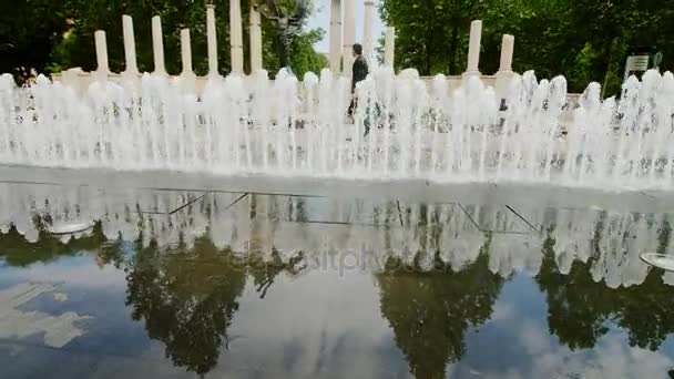 Budapest, Ungern, juni 2017: tilt shot - Memorial till offren för den tyska ockupationen av Ungern, Magic Fountain — Stockvideo