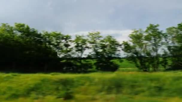 Cestování po krásné krajině Maďarska. Pohled z okna jedoucího auta — Stock video