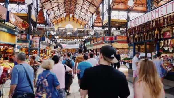 Budapest, Hungría, junio de 2017: Los visitantes caminan por el mercado central de Budapest. Steadicam tiro en el interior — Vídeos de Stock