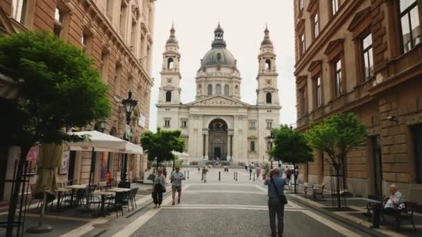 Budapest, Węgry, czerwca 2017 r.: Jednym z najpiękniejszych katedr w Budapeszcie - bazylika Saint Istvan — Wideo stockowe