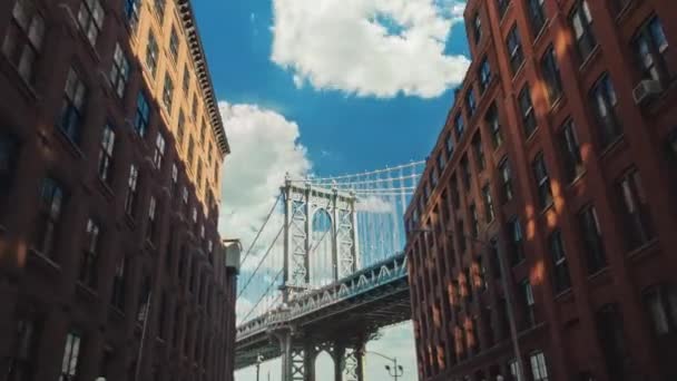 Timelapse: The famous Brooklyn Bridge, a popular tourist attraction in New York — стоковое видео