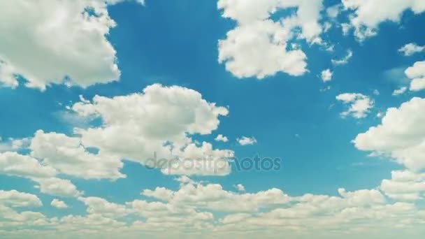 Açık güneşli bir günde, beyaz bulutlu mavi gökyüzü — Stok video