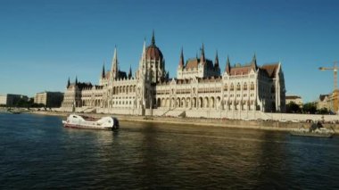 Budapeşte, Macaristan, Haziran 2017: Parlamento Binası Macaristan gün batımında. Tuna nehir gezisi