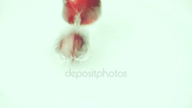 Kiraz suya düşmek. Slow motion video
