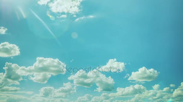 Modrá obloha s bílé mraky a sluneční paprsky — Stock video