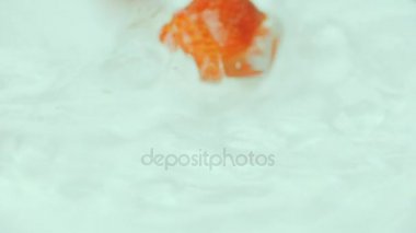 Çilekler suya düşer.