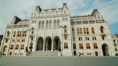 Budapeşte, Macaristan, Haziran 2017: Steadicam güzel bina bir bayrak, görünümü ile Macar Parlamentosu aşağıdan vurdu
