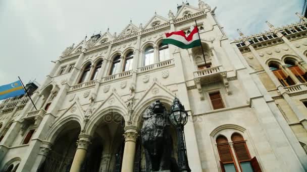 Budapeşte, Macaristan, Haziran 2017: Güzel bir bayrak, görünümü ile Macar Parlamentosu aşağıdan bina — Stok video