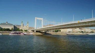 Budapeşte, Macaristan, Haziran 2017: Yüzmek Budapeşte'de köprünün altında. Nehir gezisi, kayan turist tekne görünümünden