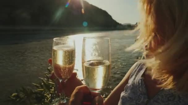 Να τσουγκρίζουν τα ποτήρια σε πλοίο αναψυχής. Ένα κόμμα σε ένα ποτάμι κρουαζιέρα, ένα όμορφο φως πριν το ηλιοβασίλεμα. POV βίντεο — Αρχείο Βίντεο