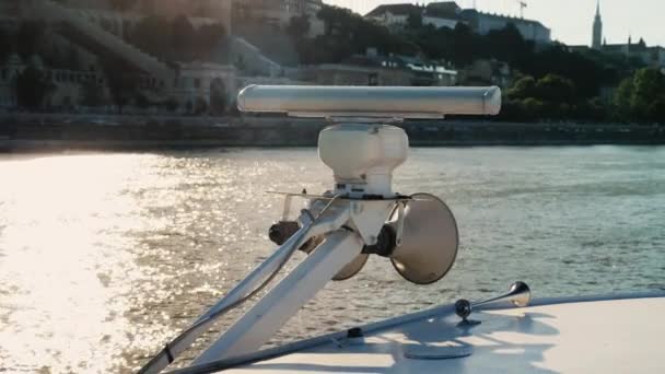 Budapest, Hungría, junio de 2017: Radar y señalización sonora en un barco fluvial — Vídeos de Stock