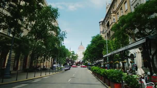 Budapest, Hungría, junio de 2017: Steadicam shot: calles de Budapest con vistas al edificio del Parlamento . — Vídeos de Stock