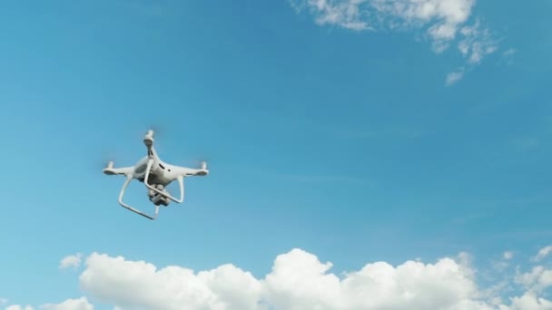Helikoptéra proti modré obloze s bílé mraky — Stock video