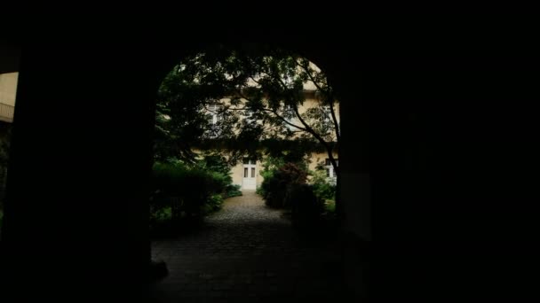 Budapest, Hungría, junio de 2017: Steadicam shot: Arco y patio de una casa típica europea . — Vídeo de stock