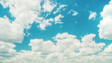 Mavi gökyüzü ile beyaz bulutlar açık güneşli bir günde. Kuşlar