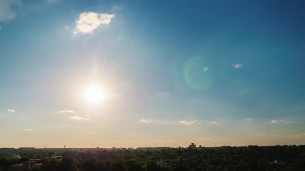 Zonsondergang over de stad. De zonneschijf neerdaalt op een heldere hemel zonder wolken — Stockvideo