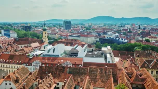 A pitoresca cidade de Graz, na Áustria. Vista superior da parte histórica da cidade. Zoom vídeo — Vídeo de Stock