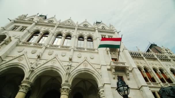 Budapest, Ungheria, giugno 2017: Bellissimo edificio del Parlamento ungherese con una bandiera — Video Stock