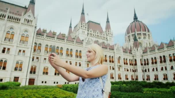 Podróże po Europie - turysta czy selfie na tle węgierskiego parlamentu w Budapeszcie — Wideo stockowe