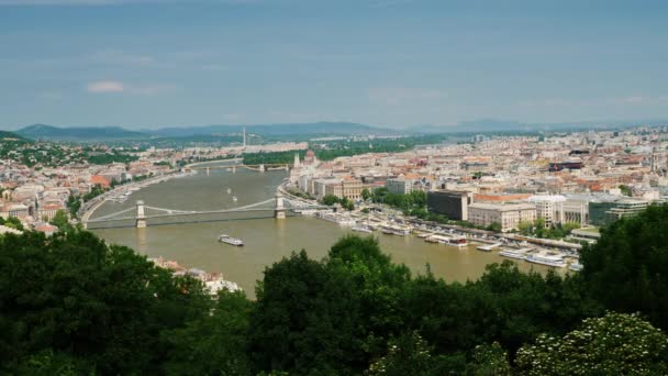 Krásný výhled na řeku Dunaj a město Budapešť — Stock video