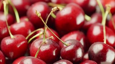 Su damlacıkları ile kaplı sulu kiraz çilek döndürmek