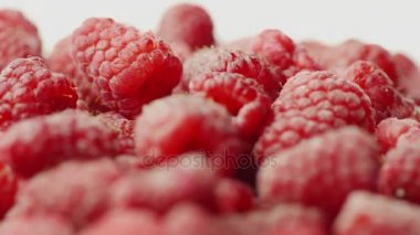 Sulu kırmızı ahududu, beyaz arka plan üzerinde spin