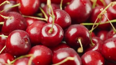 Atış döndürme: Su damlacıkları ile kaplı sulu kiraz çilek