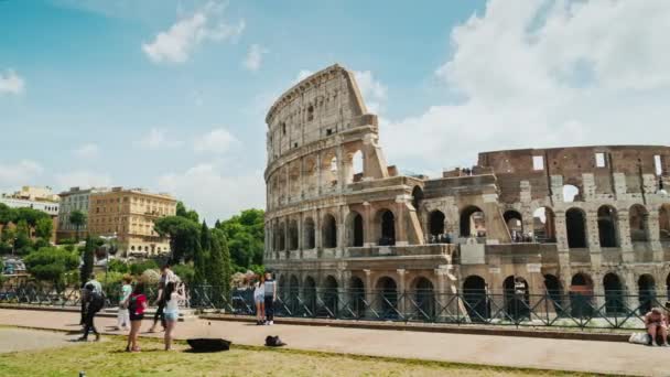 Rom, Italien, juni 2017: Berömda Colosseum, populärt bland turister runt om i världen. Världen sevärdheter. Motion timelapse — Stockvideo