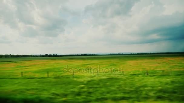 Hermoso paisaje de primavera desde la ventana del coche. Tierras y campos agrícolas en Europa — Vídeos de Stock