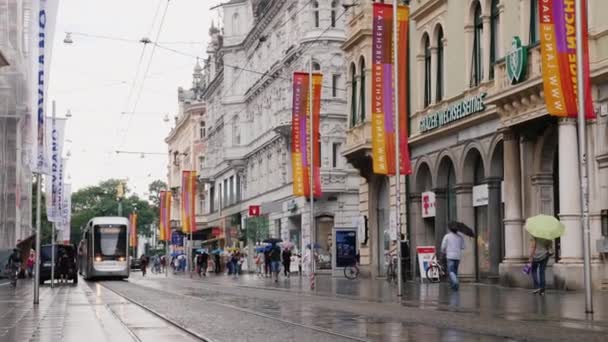 Graz, Áustria, junho de 2017: A rua principal Graz, o tráfego de bondes, pedestres e carros. Tempo chuvoso — Vídeo de Stock