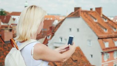 Bir kadın turist güzel Graz şehrin eski kesiminde çekiyor. Resmi şehir ve eski evler görünür kırmızı kiremit çatılar bulunmaktadır. Avrupa'nın turizm