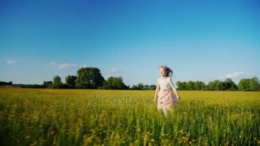 Annesi için çalışan ve onu sarılma eğlenceli 6 yaşındaki kız. Mutlu bir aile. Steadicam atış