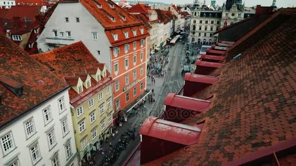 Graz, Rakousko, červen 2017: Úzké ulice města Štýrského Hradce poblíž radnice. Pohled shora — Stock video