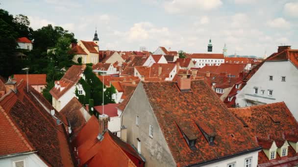 Graz, Austria, junio de 2017: Hermosas calles de la ciudad de Graz y una vista del ayuntamiento. Pan tiro — Vídeos de Stock