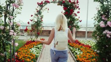 Görüntüleme platformu üzerinde yürüyen kadın olabilir Graz şehrinde Avusturya gördüm