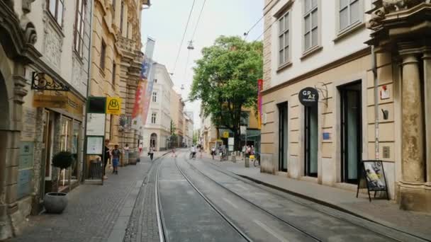 Graz, Austria, junio de 2017: Steadicam shot - Una acogedora calle estrecha en Graz. Destino popular entre los turistas de todo el mundo — Vídeos de Stock