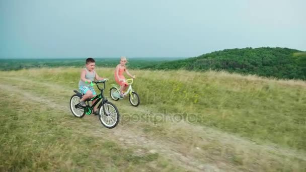 Δύο παιδιά αγώνα κάτω από το λόφο. Αστεία διαγωνισμό, ευτυχισμένη μοίρα, πρώτες επιτυχίες. Steadicam βίντεο αργής κίνησης — Αρχείο Βίντεο