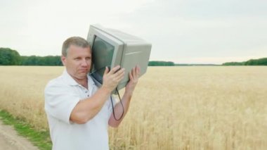 Orta yaşlı adam eski bir Tv omuzunda taşır. Ayı ve merhamet zordur. Konsept: açgözlülük ve gereksiz şeyler