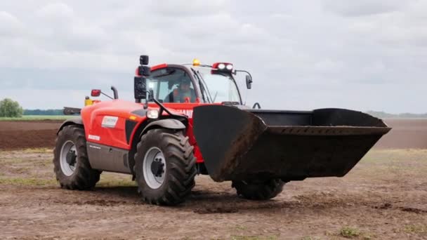 Poltava, Ukraine, Jule 2017 : Démonstration des possibilités de machines agricoles dans l'agro-exposition. Chargeur avec godet Manitu — Video