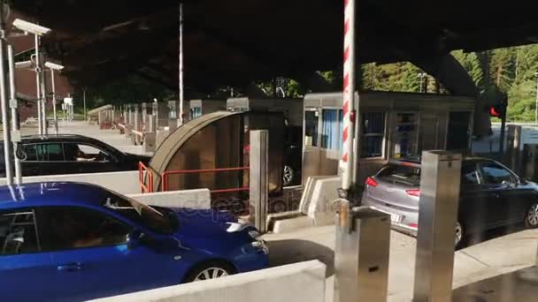 Weg in de buurt van Graz, Oostenrijk, juni 2017: ingang aan de tolweg, auto's benaderen de barrière — Stockvideo