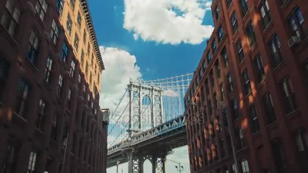 Timelapse: The famous Brooklyn Bridge, a popular tourist attraction in New York — стоковое видео